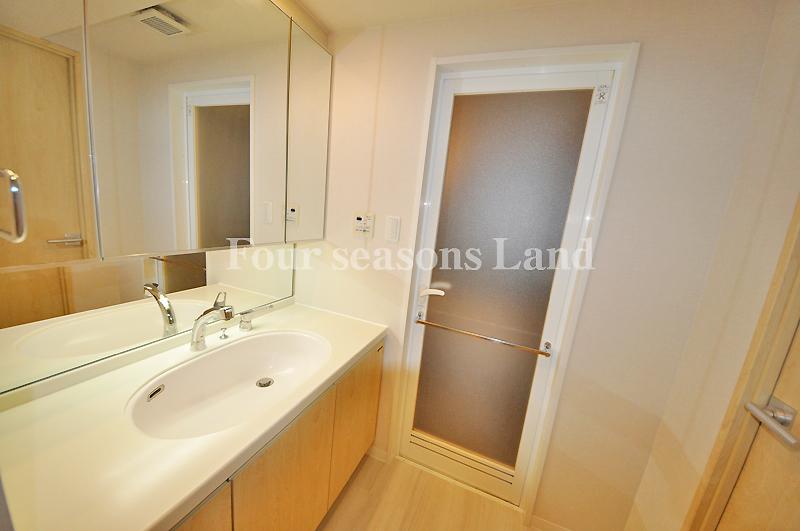 Wash basin, toilet. Indoor (September 2013) Shooting