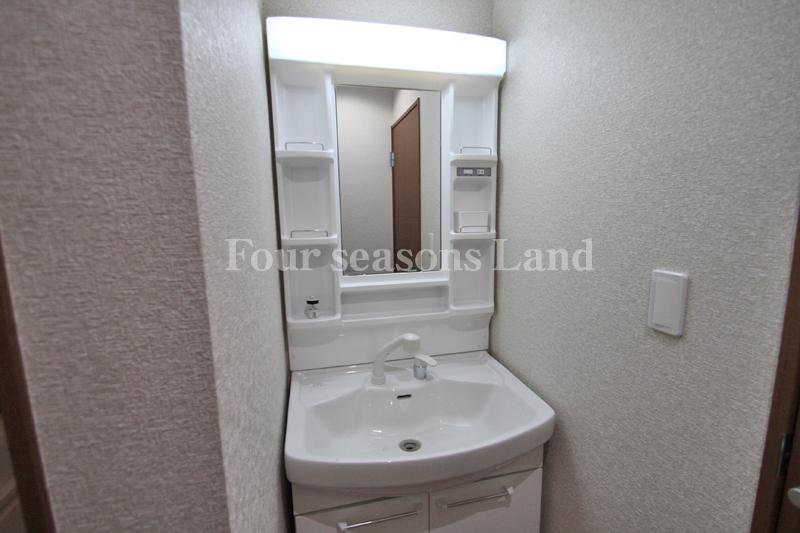 Wash basin, toilet. Indoor (11 May 2013) Shooting Building 3