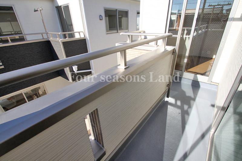 Balcony. Local (11 May 2013) Shooting Building 3