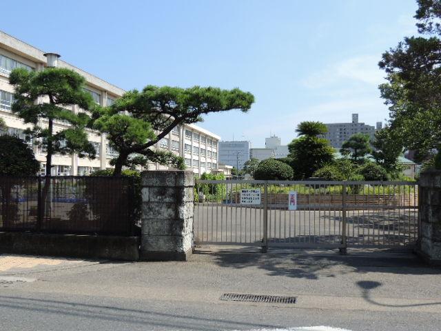 Primary school. Chigasaki City Chigasaki until elementary school 768m
