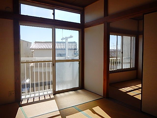 Other room space. The east side of the Japanese-style room