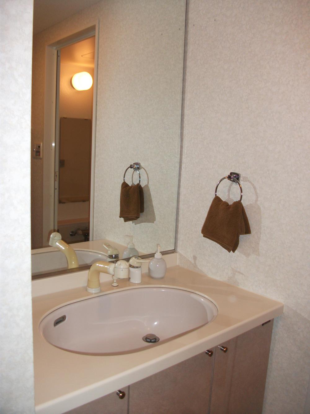 Wash basin, toilet. Indoor (11 May 2013) Shooting