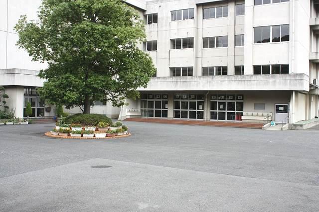 Primary school. 850m up to municipal Sugimoto Elementary School