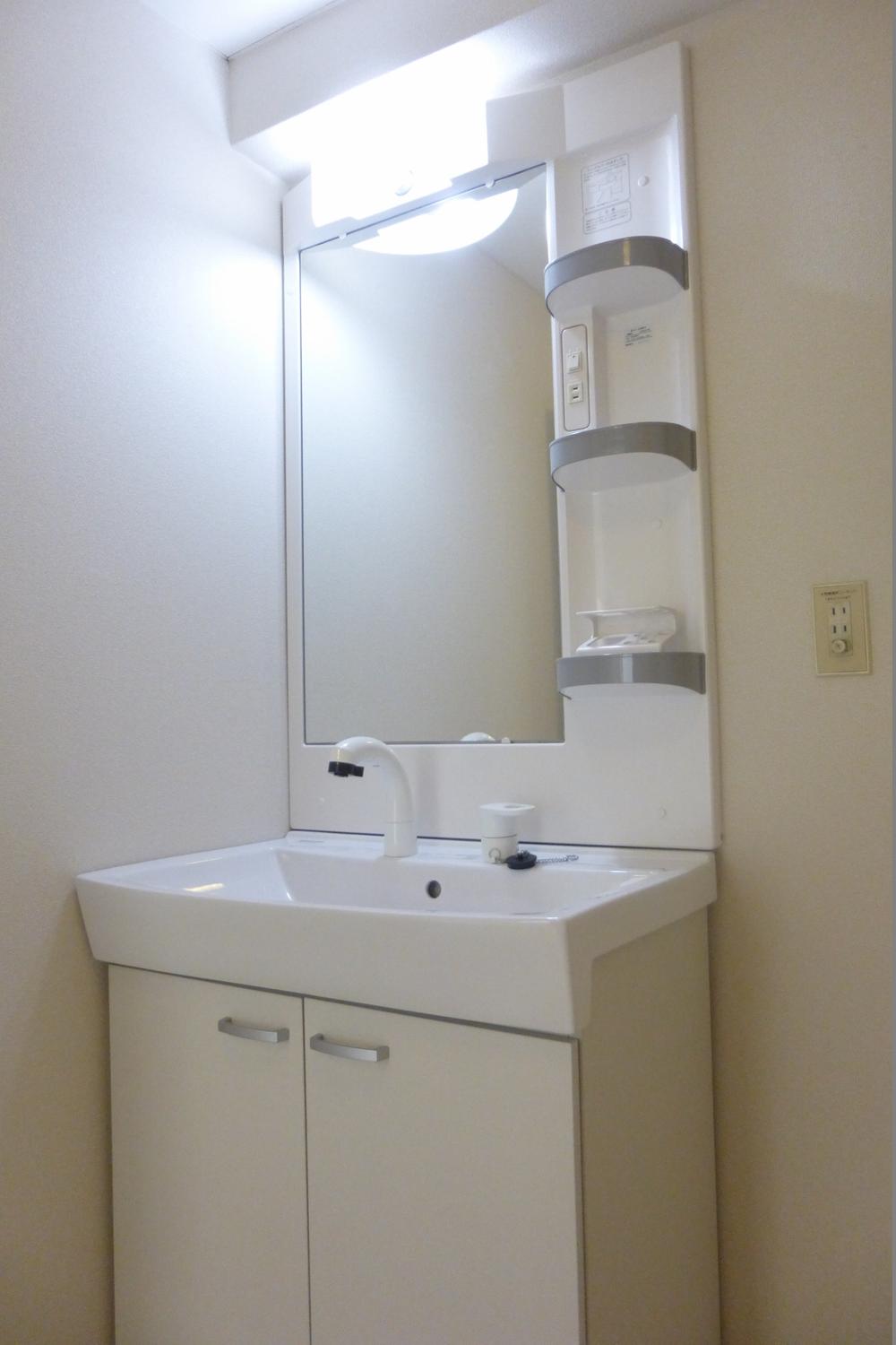 Wash basin, toilet. New replaced.