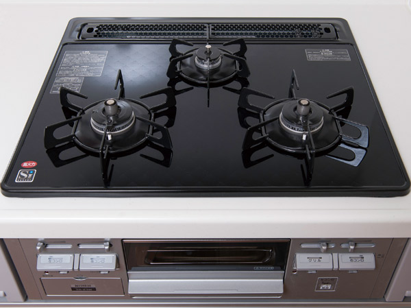 Kitchen.  [Glass top stove] 3-neck gas stove with a high-efficiency water without grill. Glass top with less dirt, It is easy to clean.