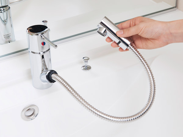 Bathing-wash room.  [Multi-faucet] It is a convenient multi-faucet that can be used to pull the nozzle at the time of hair washing and cleaning.