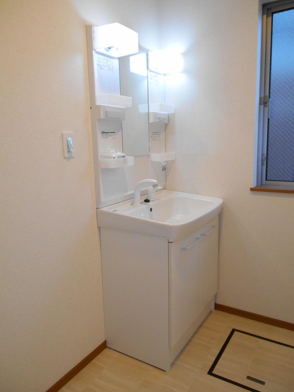 Wash basin, toilet. Building 2