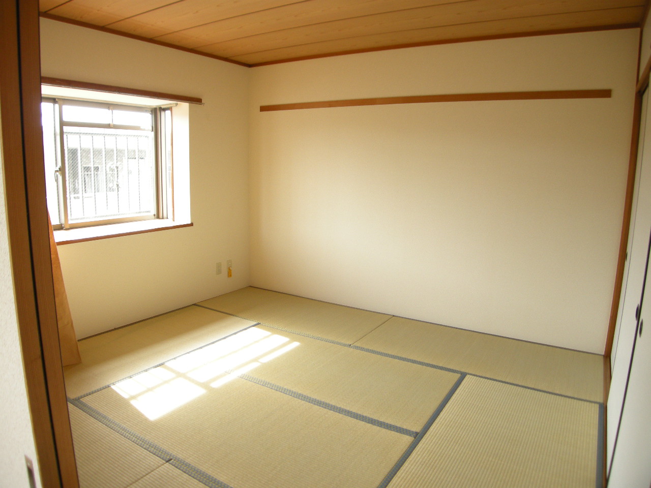 Other room space. 8 tatami mat Japanese-style room in the south