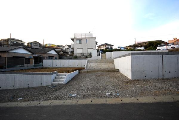 Local photos, including front road. Local (12 May 2013) Shooting. Overall.