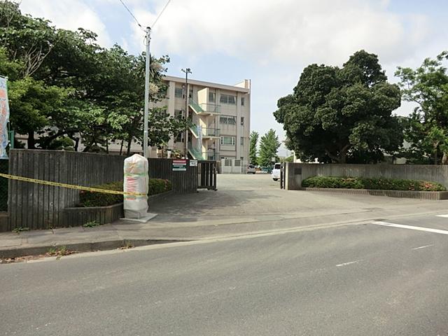 Primary school. Ebina Municipal Nakaniida to elementary school 773m