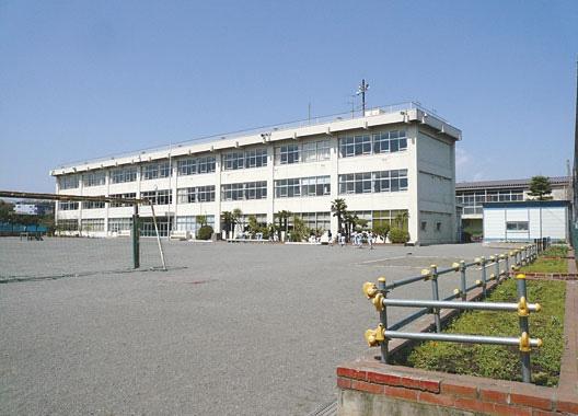 Primary school. 700m to Otani elementary school