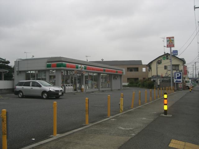 Convenience store. It is wide 300m parking until Thanksgiving.