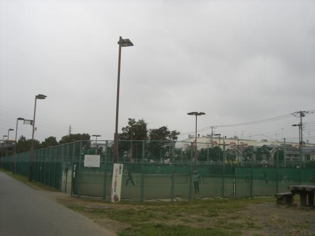 park. There are 700m tennis courts to sports park.