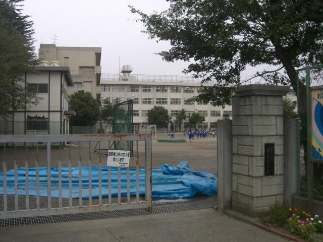 Junior high school. Arima good junior high school of view that is in the 2000m quiet residential area up to junior high school.