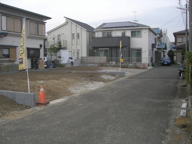 Local photos, including front road. Local <December 09 days shooting> local photography Wide east side road.