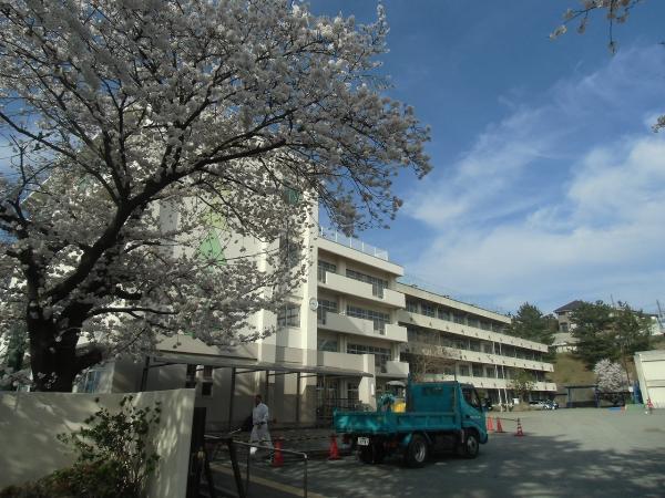 Primary school. Ebina until elementary school 1080m