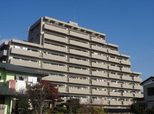 Local appearance photo. No building in front! Open feeling good!