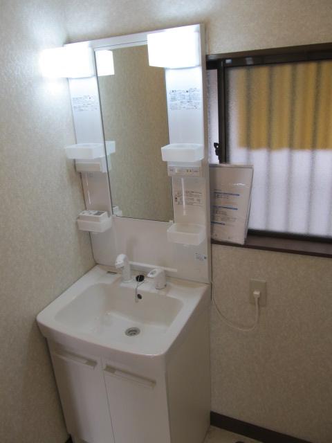 Wash basin, toilet. Indoor (08 May 2013) Shooting