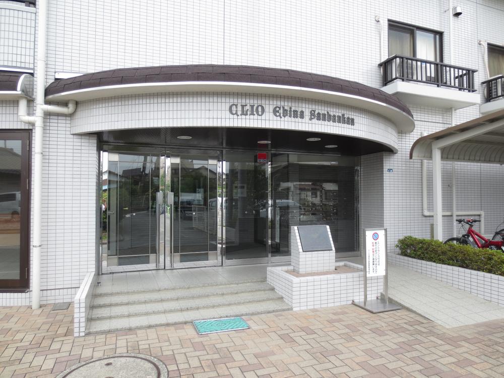 Entrance. Common areas