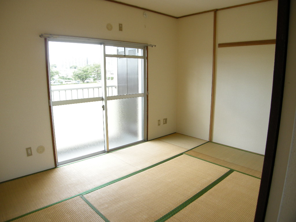 Other room space. There northern Japanese-style veranda