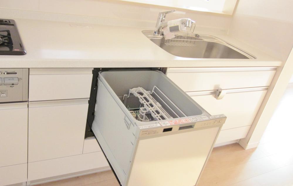 Kitchen. With built-in dish washing dryer