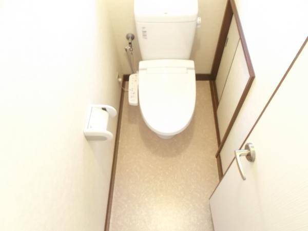 Toilet. Warm water washing toilet seat exchange, Cemented floor cushion floor, Already in place Paste Cross. 