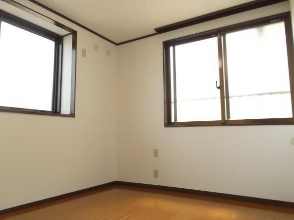 Non-living room. Second floor 6 tatami mats of Western-style. Floor flooring Uwabari, Already in place Paste Cross. 