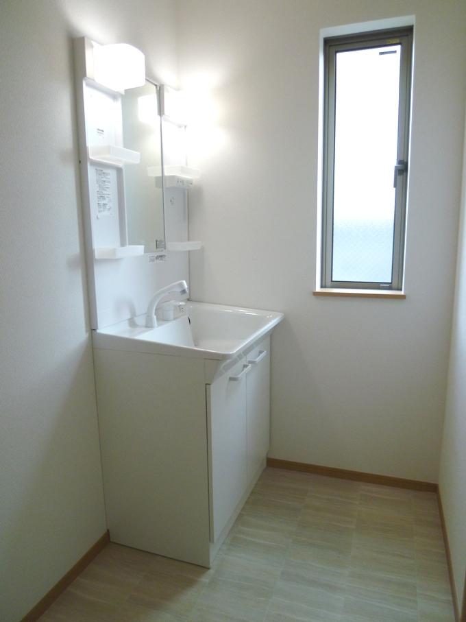 Wash basin, toilet. 1 Building