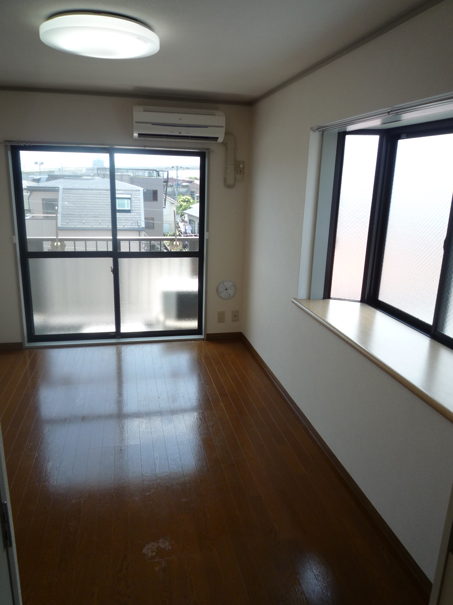 Living and room. Corner room, Bay window there