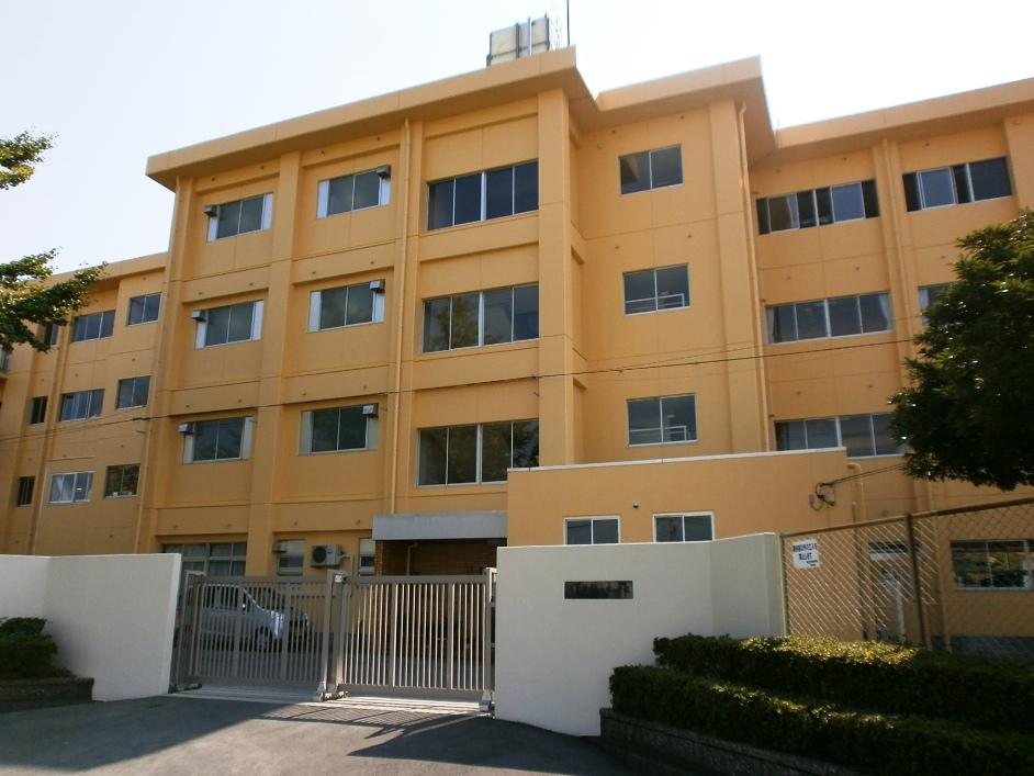 Primary school. Ebina Municipal Shake until the elementary school 828m
