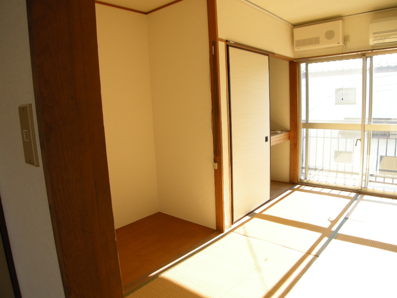 Living and room. Housed between the Japanese-style room 1