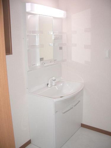 Wash basin, toilet. Of course, with a shower, Storage is also rich in functional basin is easy to use is also good. 