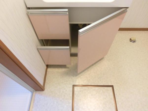 Wash basin, toilet. Wash basin of the storage is easy to use and there is also a drawer