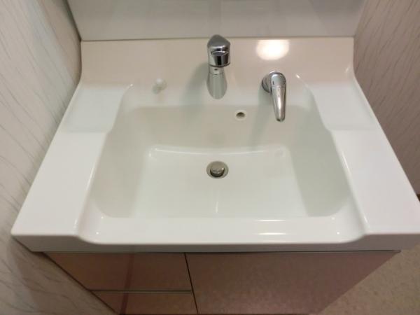 Wash basin, toilet. Wash basin of the sink has become easy to wash deep bottom