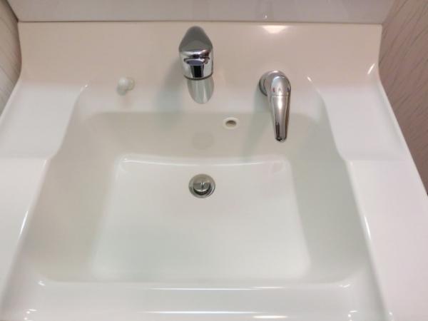 Wash basin, toilet. Washbasin Shan is also Rakuchin morning in the shower faucet