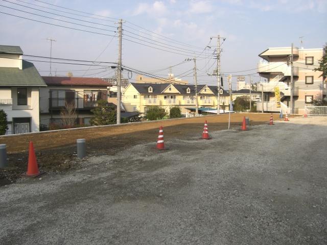 Local photos, including front road. It is also happy to enter and leave the car in the flat from the road.