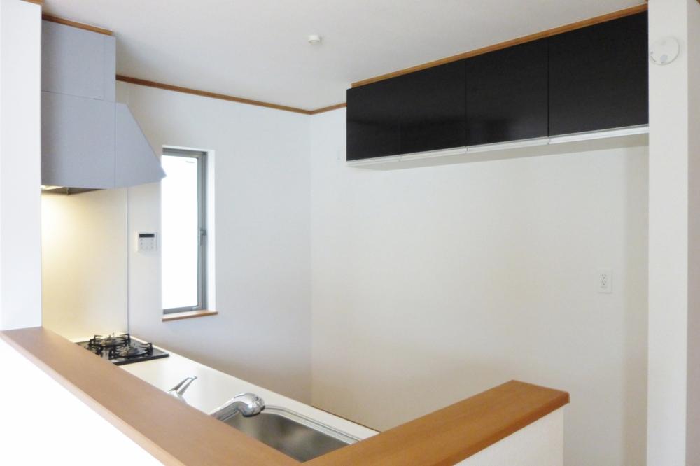Kitchen. Built-in hanging cupboard with a storage capacity!