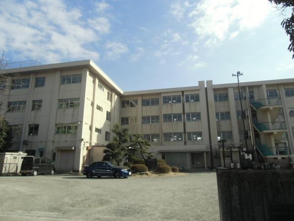 Primary school. Nakaniida until elementary school 650m
