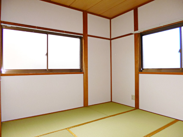 Living and room. Japanese-style room is a two-sided lighting! 