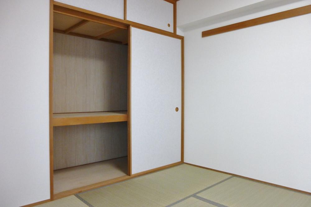 Receipt. Upper closet with a Japanese-style room storage!