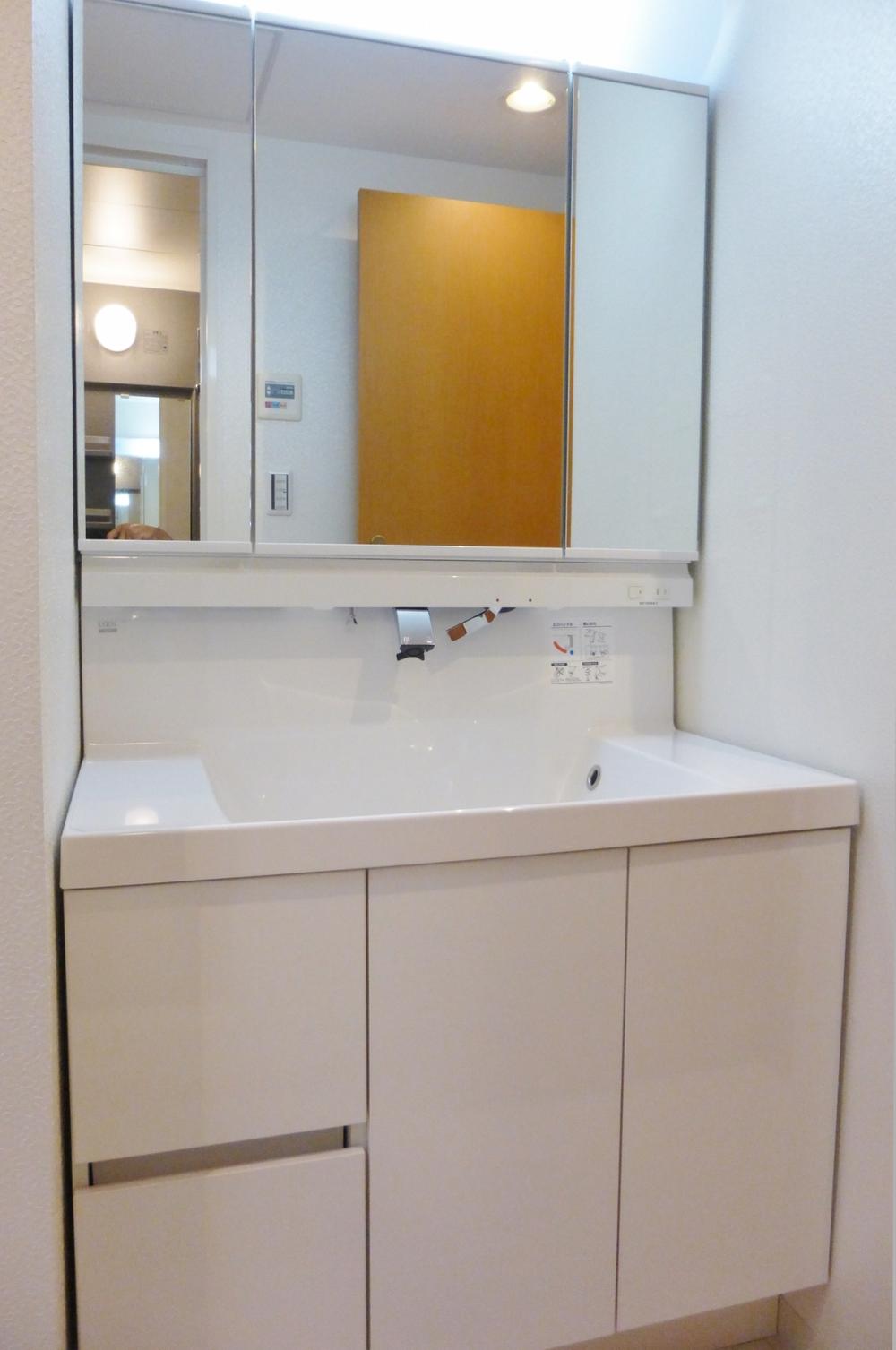 Wash basin, toilet. Washbasin replaced.!