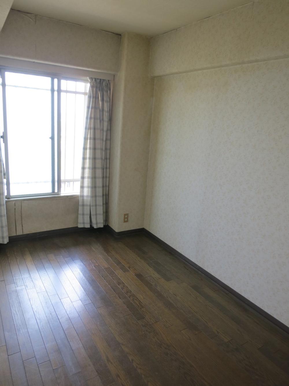 Non-living room. 4.7 Pledge Western-style