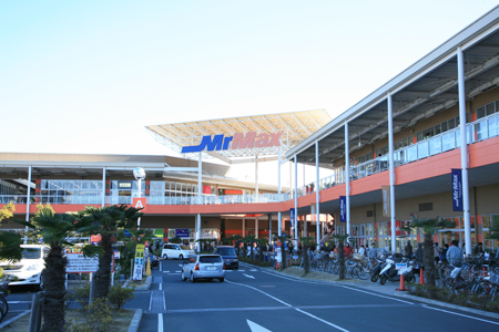 Shopping centre. MrMax Shonan Fujisawa Shopping Center until the (shopping center) 1008m