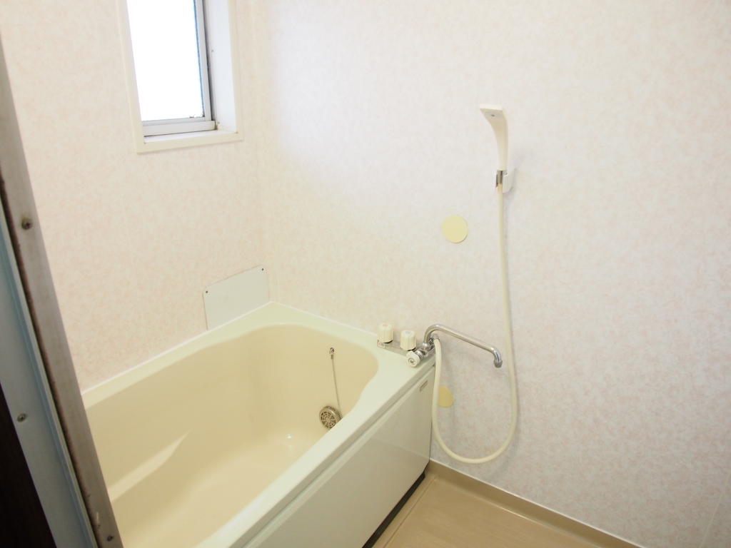 Bath. The window also available, That can add 焚給 hot water bathroom! ! 