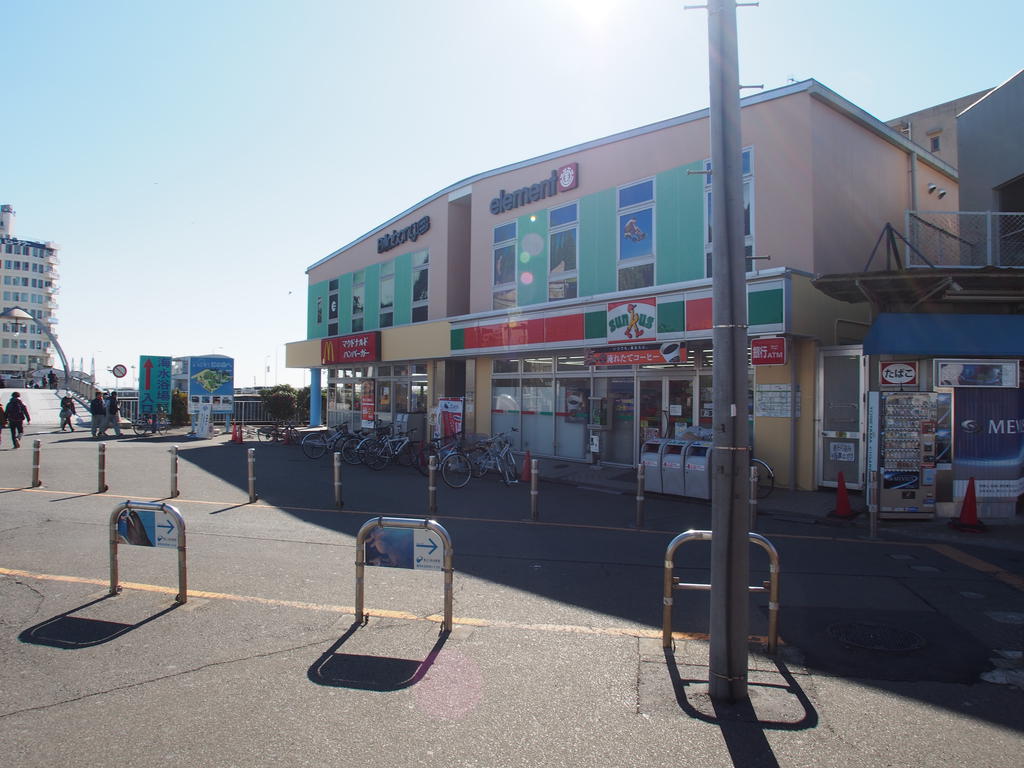 Convenience store. Thanks Enoshima store up (convenience store) 195m