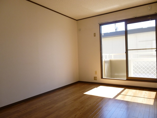 Other room space. Sunny! !