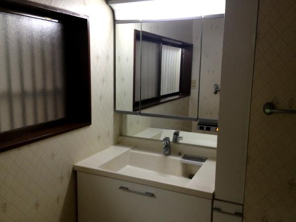 Wash basin, toilet. Room (August 2013) Shooting