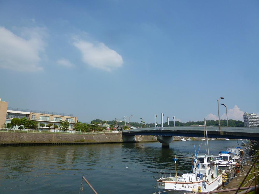 Local photos, including front road. Sakaigawa flowing through the front of the eye