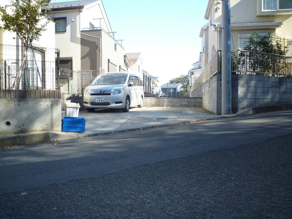 Parking lot. Local (11 May 2013) Shooting Two car space parallel parking Allowed