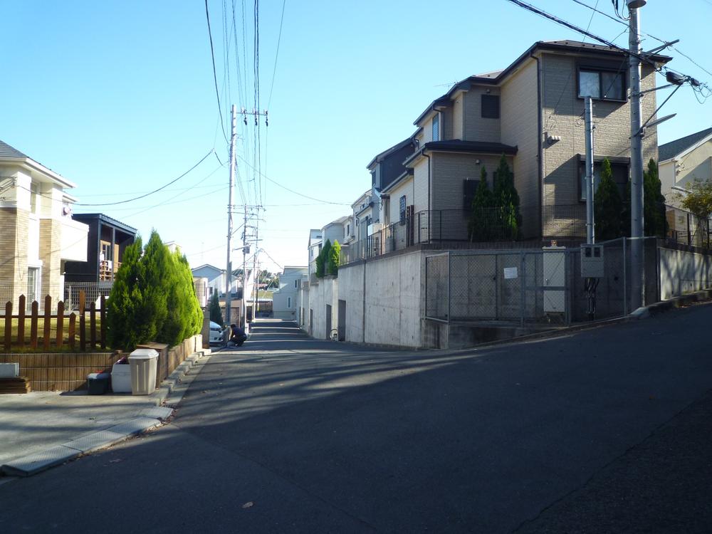 Local photos, including front road. Local (11 May 2013) Shooting It is a feeling of opening corner lot.